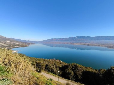 Güneşli bir günde, arka planda mavi gökyüzü olan güzel bir kıyı manzarası.