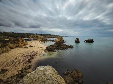 Albufeira 'nın dramatik, kayalık kıyıları, Sao Rafael, Portekiz