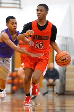 Merrillville Lisesi basketbol maçında genç oyuncuların dikey çekimi.