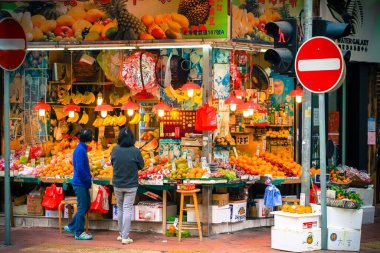 Hong Kong 'da sokak pazarında gezen insanların manzarası.