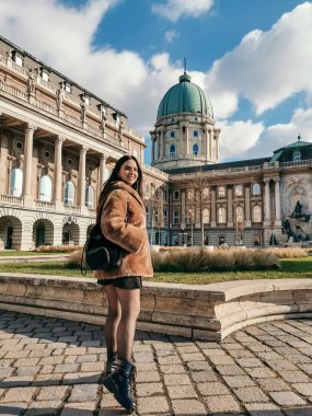 Budapeşte 'deki Buda kraliyet sarayının avlusunda duran çekici genç bir kadının dikey görüntüsü.
