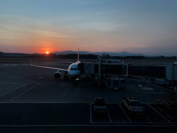 夕暮れ時の空港の飛行機の美しい景色 — ストック写真