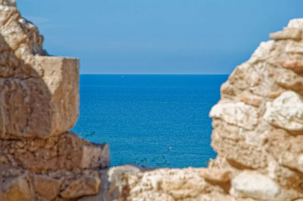 Taş Bir Duvardaki Delikten Okyanusun Güzel Bir Manzarası — Stok fotoğraf