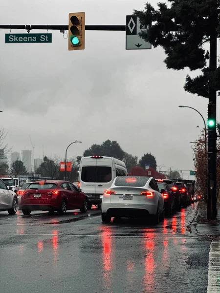 Vancouver Kanada Sokaklarında Yağmurlu Bir Günde Yoğun Bir Trafik Trafik — Stok fotoğraf