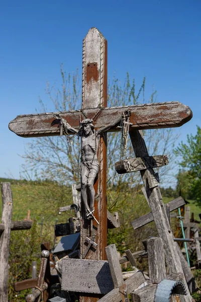 Tiro Vertical Uma Cruz Cristã Colina Cruzes — Fotografia de Stock
