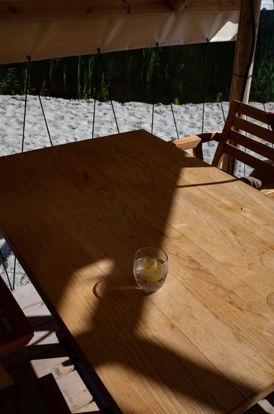 Vertical High Angle Glass Iced Spritzer Wooden Table Outdoors — Stock Photo, Image