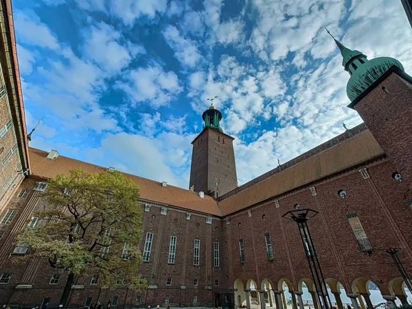 Stockholm Belediyesi 'nin düşük açılı bir görüntüsü mavi bulutlu gökyüzüne karşı.