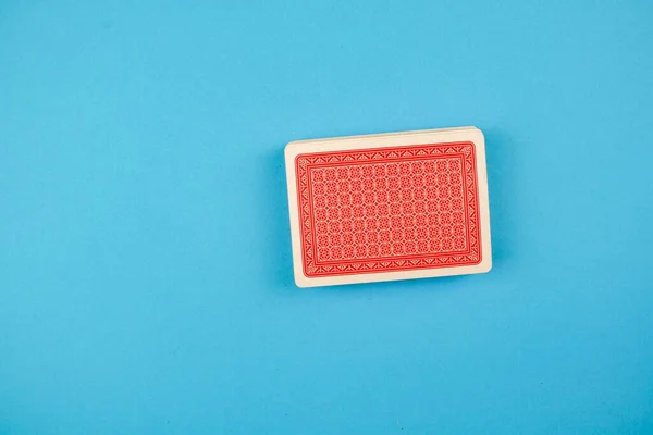 Mavi Arka Planda Bir Paket Kırmızı Kart Kumar Konsepti — Stok fotoğraf