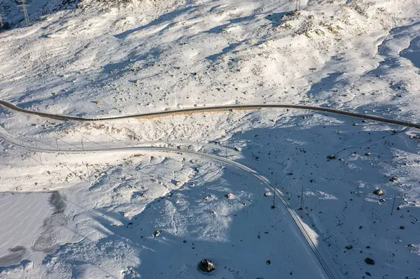 Luftaufnahme Einer Straße Schneeweißen Feld Hang — Stockfoto