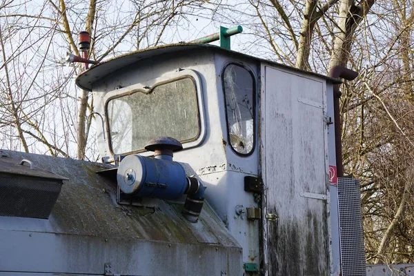 Una Vecchia Cabina Abbandonata Con Vetro Rotto Con Alberi Sullo — Foto Stock