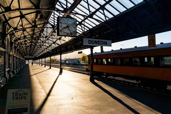 Сценічний Вигляд Поїзда Виїжджає Нової Зеландії Станцію Данідін Вранці — стокове фото