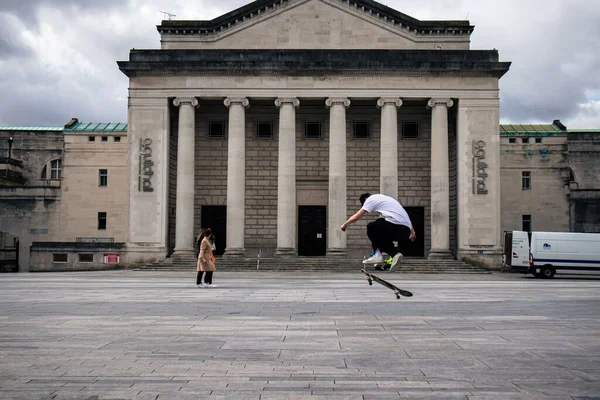Ein Junger Skater Beim Schlittschuhlaufen Der Nähe Des Guildhall Museum — Stockfoto