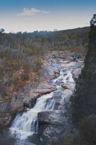 瀑布上的一幅画 在秋天 瀑布流过岩石 被树木环绕 — 图库照片