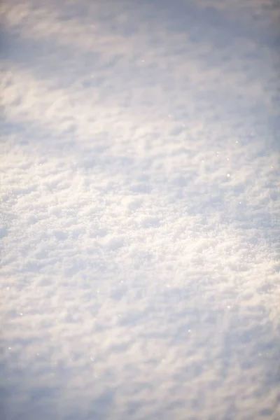 在寒冷的冬日里 一道垂直的雪花和太阳在雪地上闪耀 — 图库照片