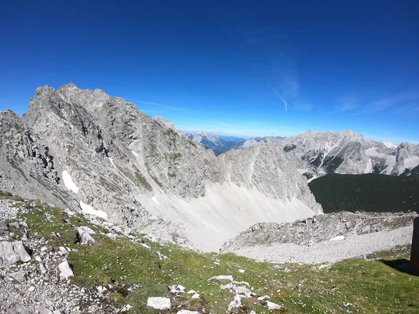Eine Landschaft Der Felsigen Berge Einem Sonnigen Tag — Stockfoto