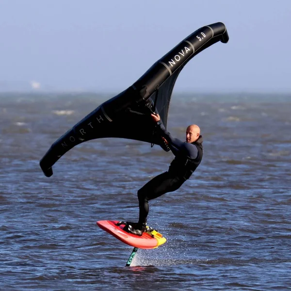 Osoba Windsurfing Poblíž Avon Beach Mudeford Dorset Anglie — Stock fotografie