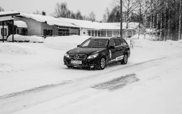 Black Mercedes Benz Car Parked Street Front Houses Cold Snowy — Stock Photo, Image