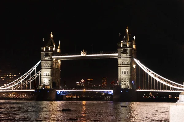 イギリスのタワーブリッジは夜に川を渡って — ストック写真