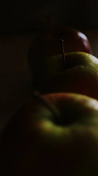 Pionowe Zbliżenie Jabłek — Zdjęcie stockowe