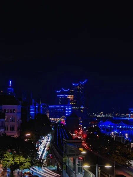 Een Verticaal Shot Van Een Stad Tijdens Nacht Met Verlichte — Stockfoto