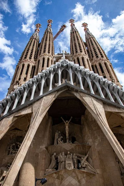 ガウディ設計のバルセロナ大聖堂の詳細の垂直曇りの空に対して — ストック写真
