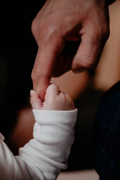 Vertikal Bild Det Nyfödda Barnet Som Håller Faderns Hand — Stockfoto