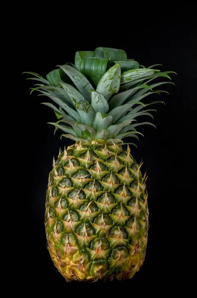 Whole Natural Fresh Pineapple Isolated Black Background — Fotografia de Stock