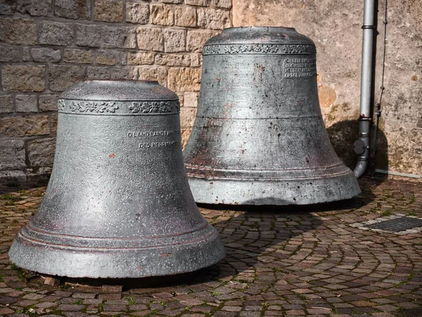 Двоє Старих Церковних Дзвонів Стоять Площі — стокове фото