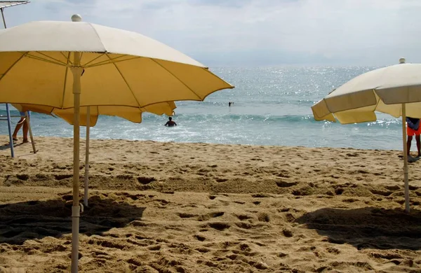 Piaszczysta Plaża Pełna Ludzi Parasole Słoneczne Ciepły Słoneczny Dzień — Zdjęcie stockowe