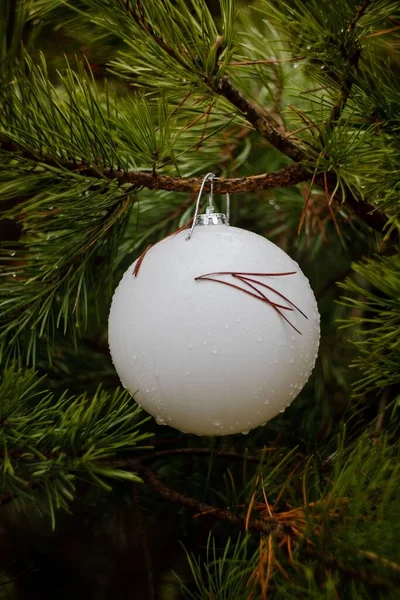 Detailní Záběr Bílé Vánoční Koule Kapkami Vody — Stock fotografie