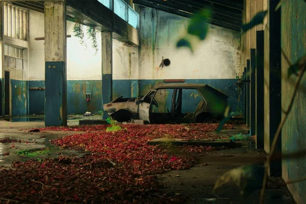 Ein Ausgebranntes Auto Einem Verlassenen Gebäude — Stockfoto