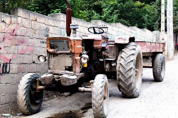 Viejo Tractor Una Aldea Norte Irán Todavía Utilizado Por Los —  Fotos de Stock