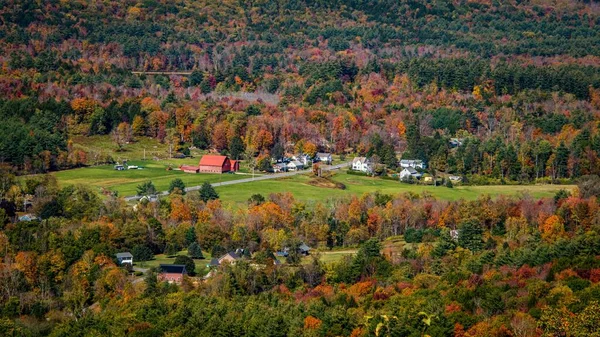 Bellissimo Villaggio Circondato Dalla Foresta Autunnale Nel Massachusetts Stati Uniti — Foto Stock