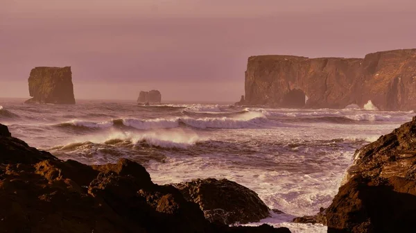 Μια Όμορφη Θέα Των Κυμάτων Του Ωκεανού Και Βράχια Γύρω — Φωτογραφία Αρχείου