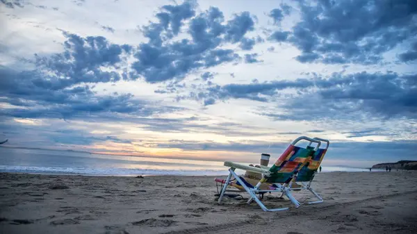Plážové Židle Písečném Pobřeží Mořskou Pláštěnkou Krásnými Mraky Pozadí — Stock fotografie