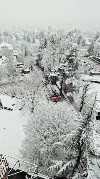 Вертикальный Снимок Снежного Города Дрона — стоковое фото