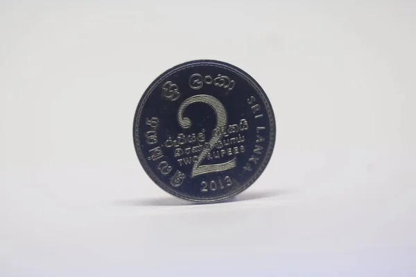 斯里兰卡圆硬币的背面 两枚卢比硬币 白色背景孤立 — 图库照片