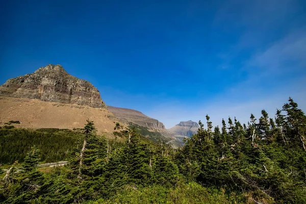 蒙大拿州冰川国家公园白天的山林风景 — 图库照片