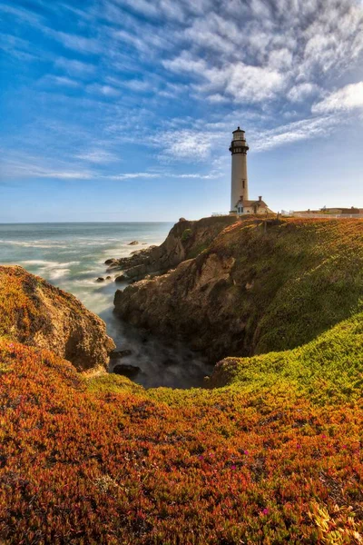 海の近くの美しい灯台の垂直ショット — ストック写真
