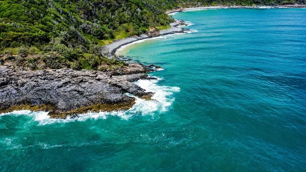 Een Drone Uitzicht Van Turquoise Oceaan Water Golven Crashen Wankele — Stockfoto