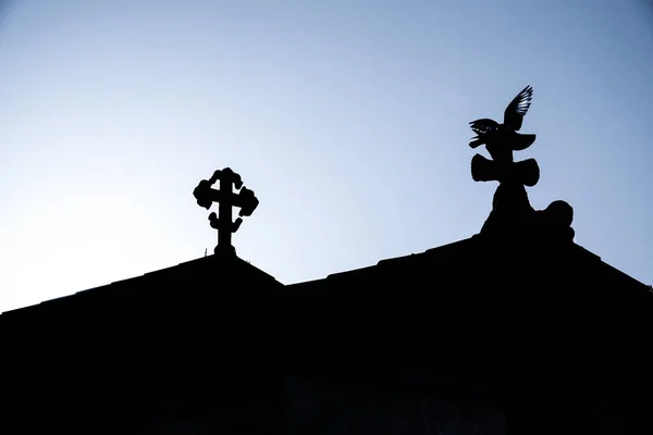Eine Flache Aufnahme Von Silhouetten Eines Kreuzes Und Vögeln Auf — Stockfoto