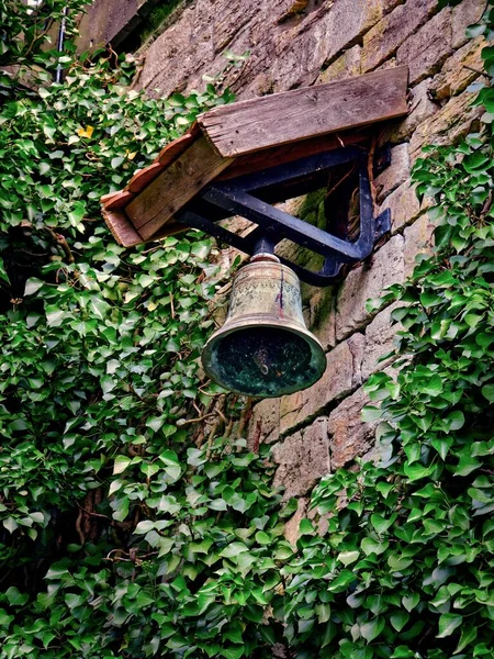 Eine Alte Historische Glocke Hängt Einer Mit Efeu Bedeckten Wand — Stockfoto