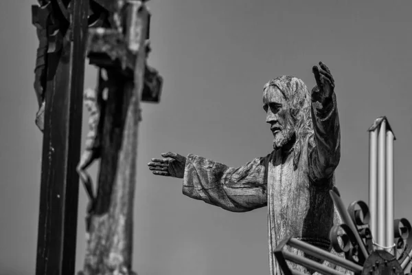Серый Кадр Христианского Креста Холме Крестов — стоковое фото