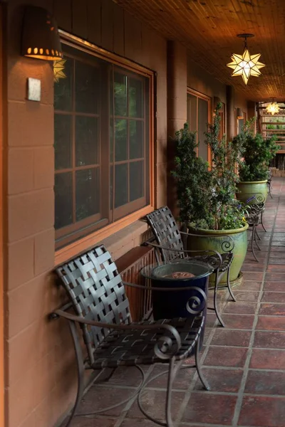 植物や椅子付きの屋外裏庭のシッティングエリアの垂直ショット — ストック写真