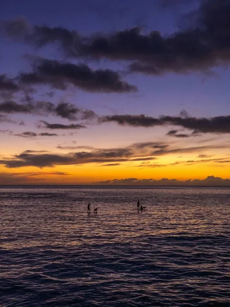 Una Toma Vertical Una Hermosa Puesta Sol Horizonte Sobre Mar — Foto de Stock