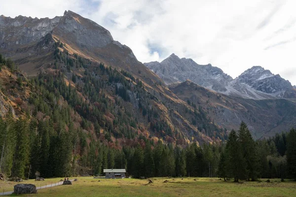 Almanya Nın Oberstdorf Kentindeki Sarp Kayalıklarla Çevrili Yemyeşil Bir Vadinin — Stok fotoğraf