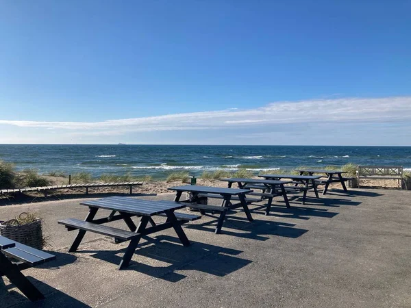 在阳光灿烂的日子里 海滨的野餐桌上俯瞰美丽的海景 — 图库照片