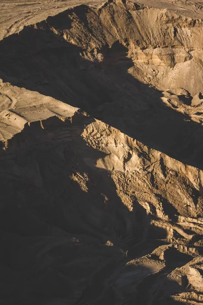 Вертикальный Снимок Песчаных Каменистых Образований Солнечной Тенью — стоковое фото