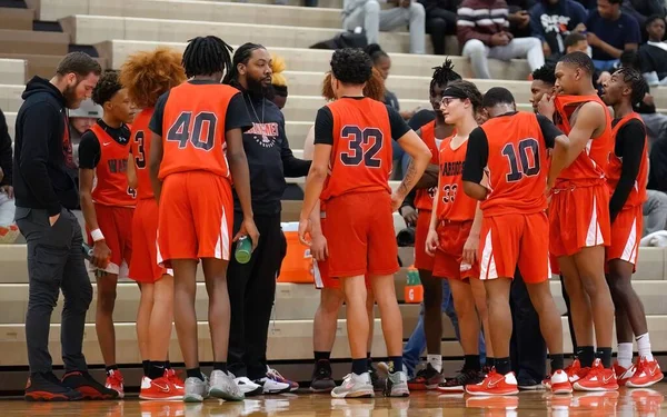 橙色球衣篮球队穿着橙色球衣听教练指挥的篮球队 — 图库照片