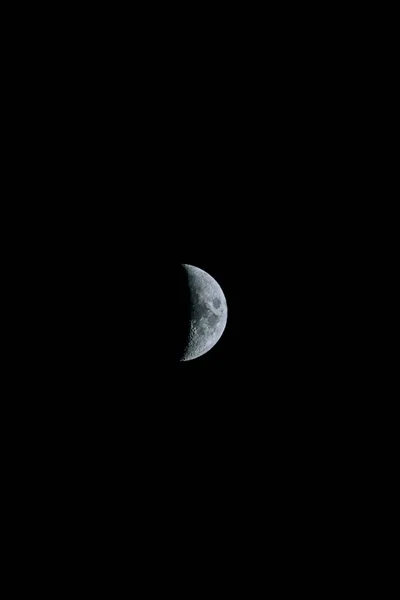 半月形的垂直灰度 在夜空中闪烁着明亮的墙纸和背景 — 图库照片